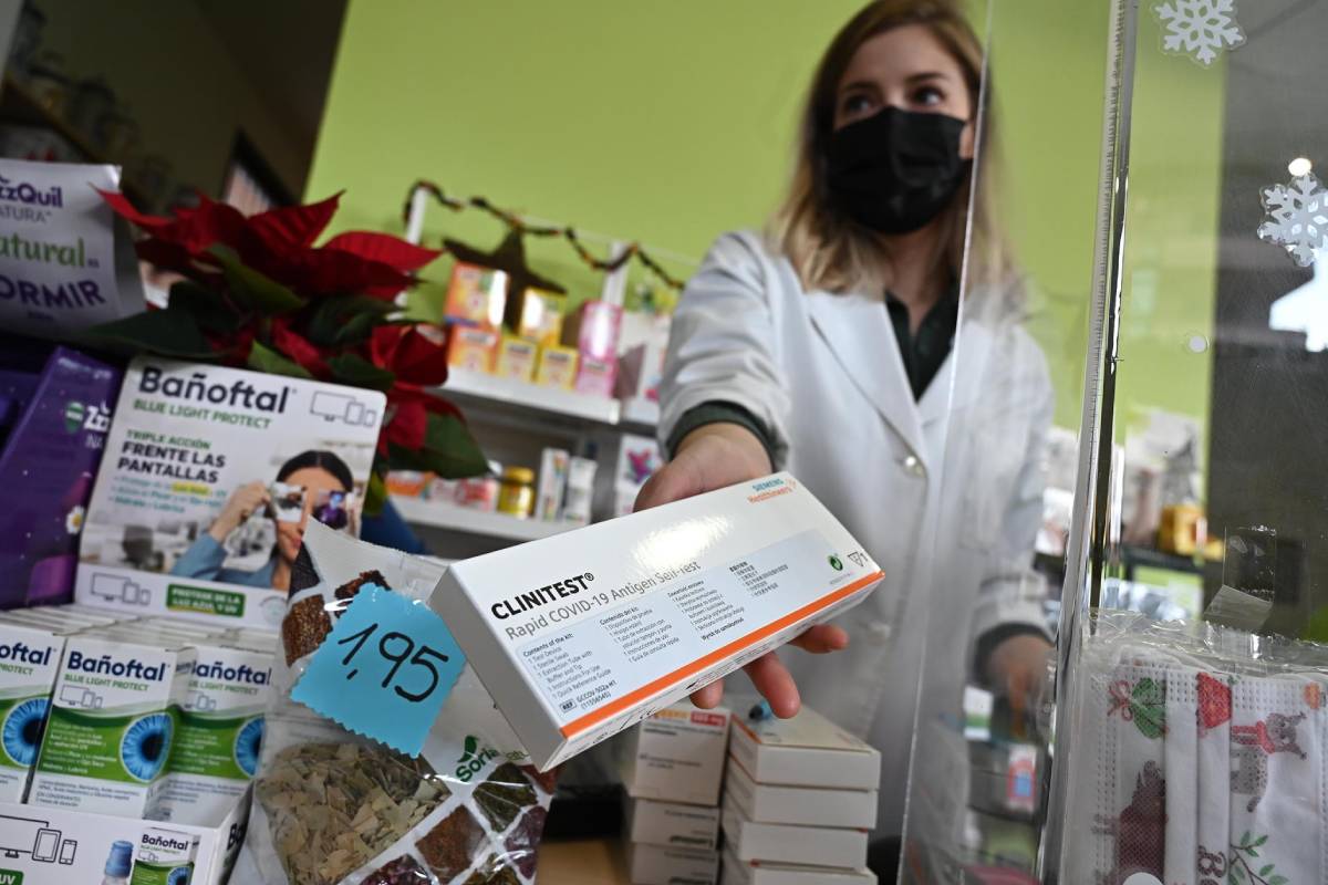 Los primeros test de autodiagnóstico covid-19 gratuitos llegaron a las farmacias madrileñas el martes 21 de diciembre (Foto: EFE/ Fernando Villar)